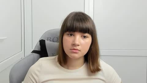 Snapshot of emilli_moon chatting on May 20, 6:19 am Emmi online show from May 20, 6:19 am