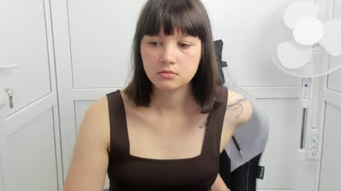 Snapshot of emilli_moon chatting on May 29, 6:33 am Emmi online show from May 29, 6:33 am