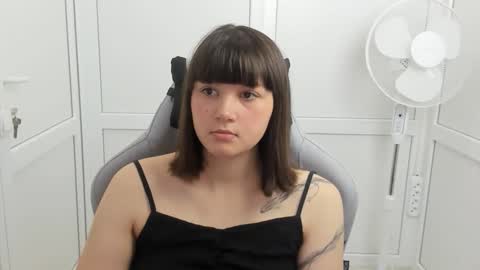Snapshot of emilli_moon chatting on June 3, 6:05 am Emmi online show from June 3, 6:05 am