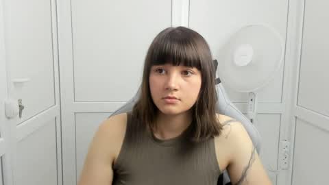 Snapshot of emilli_moon chatting on June 5, 1:06 pm Emmi online show from June 5, 1:06 pm