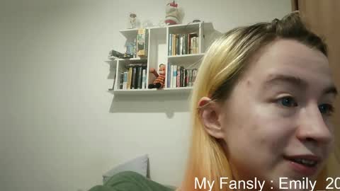 Snapshot of emilly_20 chatting on May 9, 9:09 pm Emily online show from May 9, 9:09 pm