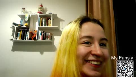 Snapshot of emilly_20 chatting on May 13, 9:11 pm Emily online show from May 13, 9:11 pm