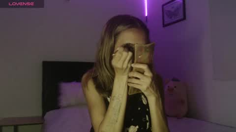 Snapshot of emilly_2004 chatting on February 7, 12:09 am Emilly Gomez online show from February 7, 12:09 am