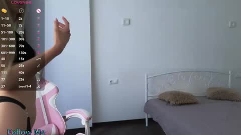 Snapshot of emilly___ chatting on June 1, 7:10 am Emilly online show from June 1, 7:10 am