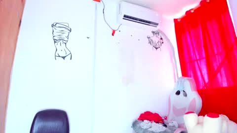 Snapshot of emilly_coper18 chatting on February 19, 6:04 pm emily online show from February 19, 6:04 pm