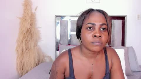 Emilly Roa online show from November 19, 7:47 pm