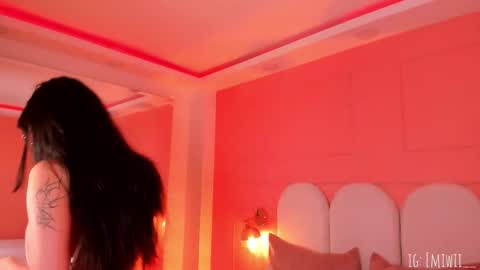 Emilly  online show from November 26, 5:25 pm