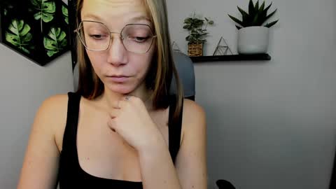 Emilly online show from December 6, 11:44 am