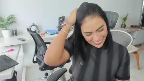 Snapshot of emillybrowm chatting on June 19, 3:27 pm Emilly online show from June 19, 3:27 pm