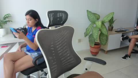 Snapshot of emillybrowm chatting on July 3, 2:01 pm Emilly online show from July 3, 2:01 pm