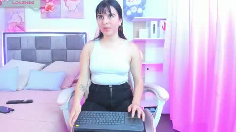 Snapshot of emily9__ chatting on March 11, 8:37 pm emily9__ online show from March 11, 8:37 pm