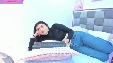 Snapshot of emily9__ chatting on March 25, 8:04 pm emily9__ online show from March 25, 8:04 pm