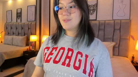 Snapshot of emily_5weet chatting on December 4, 3:15 am Emily online show from December 4, 3:15 am