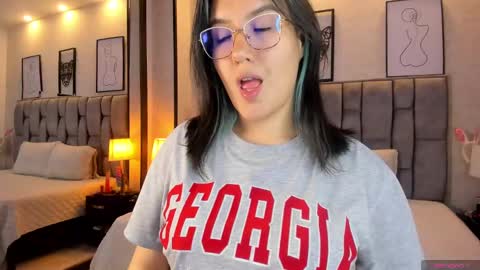 Snapshot of emily_5weet chatting on December 4, 9:29 am Emily online show from December 4, 9:29 am