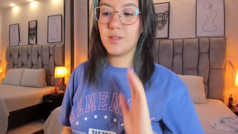 Snapshot of emily_5weet chatting on December 5, 7:27 am Emily online show from December 5, 7:27 am