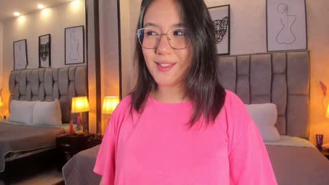 Snapshot of emily_5weet chatting on December 12, 3:43 am Emily online show from December 12, 3:43 am