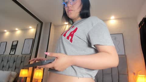 Snapshot of emily_5weet chatting on December 13, 9:24 am Emily online show from December 13, 9:24 am