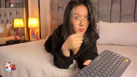 Snapshot of emily_5weet chatting on December 14, 7:40 am Emily online show from December 14, 7:40 am