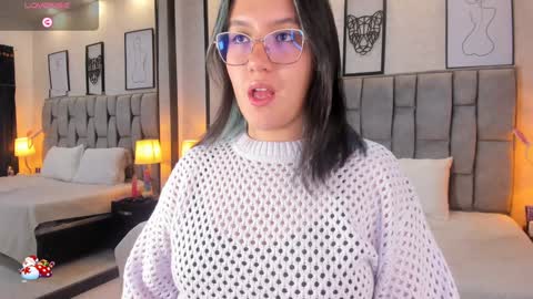 Snapshot of emily_5weet chatting on December 15, 4:18 am Emily online show from December 15, 4:18 am