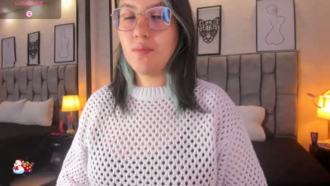 Snapshot of emily_5weet chatting on December 15, 11:12 am Emily online show from December 15, 11:12 am