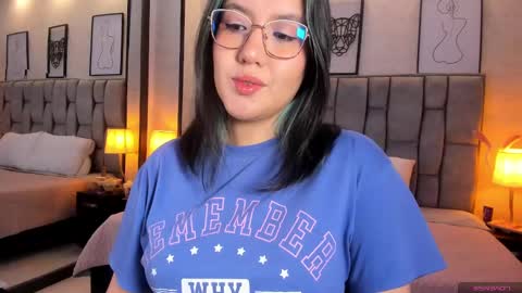 Snapshot of emily_5weet chatting on December 19, 7:07 am Emily online show from December 19, 7:07 am