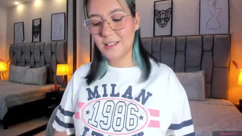 Snapshot of emily_5weet chatting on December 21, 3:47 am Emily online show from December 21, 3:47 am