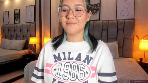 Snapshot of emily_5weet chatting on December 21, 7:03 am Emily online show from December 21, 7:03 am