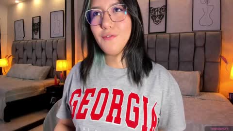 Snapshot of emily_5weet chatting on December 22, 3:11 am Emily online show from December 22, 3:11 am