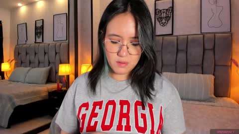 Snapshot of emily_5weet chatting on December 22, 6:17 am Emily online show from December 22, 6:17 am