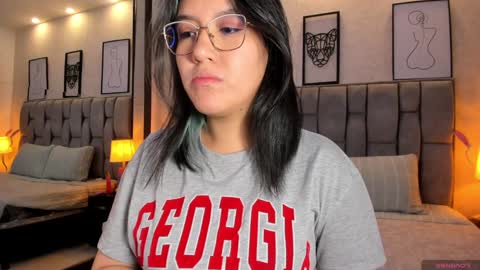 Snapshot of emily_5weet chatting on December 22, 11:00 am Emily online show from December 22, 11:00 am