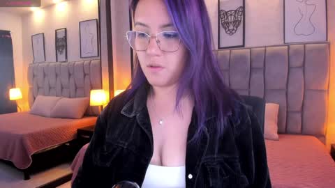 Snapshot of emily_5weet chatting on January 28, 7:11 am Emily online show from January 28, 7:11 am