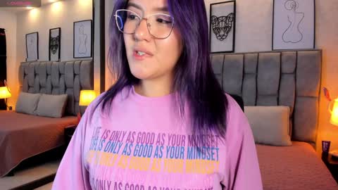 Snapshot of emily_5weet chatting on February 8, 7:15 am Emily online show from February 8, 7:15 am