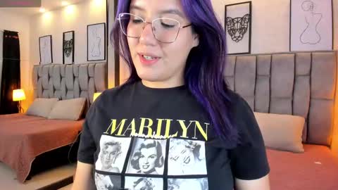 Snapshot of emily_5weet chatting on February 9, 8:11 am Emily online show from February 9, 8:11 am