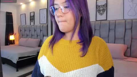 Snapshot of emily_5weet chatting on February 14, 5:09 am Emily online show from February 14, 5:09 am