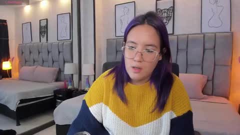 Snapshot of emily_5weet chatting on February 14, 8:31 am Emily online show from February 14, 8:31 am