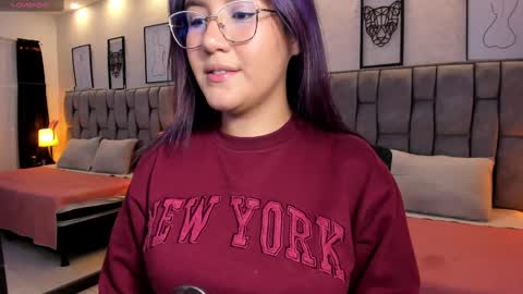 Snapshot of emily_5weet chatting on February 20, 4:28 am Emily online show from February 20, 4:28 am