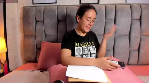 Snapshot of emily_5weet chatting on February 22, 6:28 am Emily online show from February 22, 6:28 am