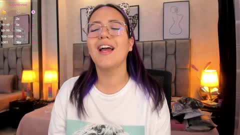 Snapshot of emily_5weet chatting on March 5, 6:12 am Emily online show from March 5, 6:12 am