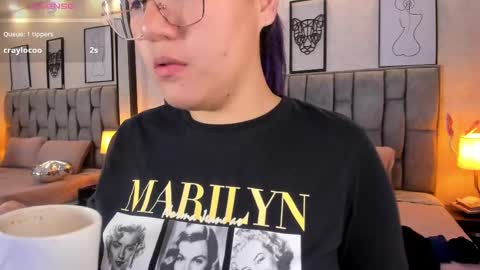 Snapshot of emily_5weet chatting on March 6, 9:03 am Emily online show from March 6, 9:03 am