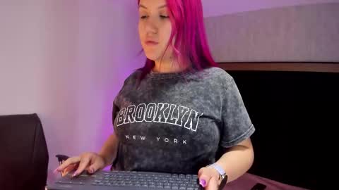 Snapshot of emily_5weet chatting on November 2, 11:01 am Emily online show from November 2, 11:01 am