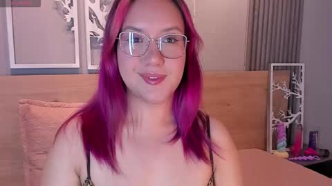 Snapshot of emily_5weet chatting on November 25, 3:50 am Emily online show from November 25, 3:50 am