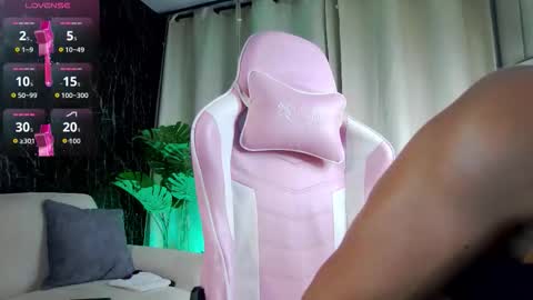 Snapshot of emily_foxx01 chatting on March 13, 11:22 pm Emily foxx01 online show from March 13, 11:22 pm