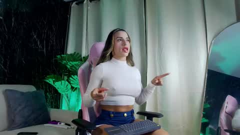 Snapshot of emily_foxx01 chatting on March 24, 12:15 am Emily foxx01 online show from March 24, 12:15 am