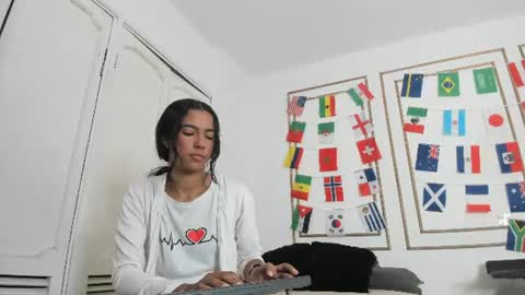 emily_gaviria1 online show from June 18, 12:31 pm