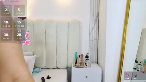 emily_hilton1 online show from June 19, 6:34 pm