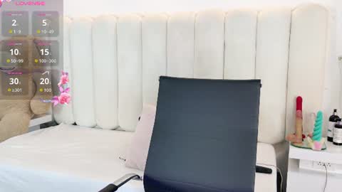 emily_hilton1 online show from August 1, 6:29 pm