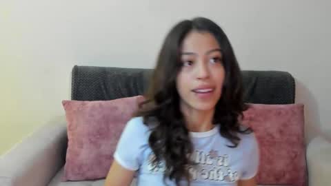 Snapshot of emily_jonessxx chatting on December 5, 1:42 pm emily online show from December 5, 1:42 pm