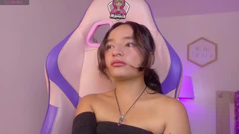 Snapshot of emily_jonexs_ chatting on June 20, 4:21 pm mily online show from June 20, 4:21 pm