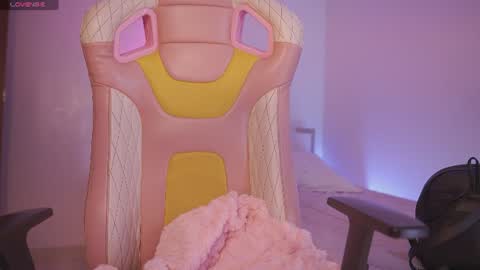 Snapshot of emily_jonexs_ chatting on June 24, 11:59 pm mily online show from June 24, 11:59 pm