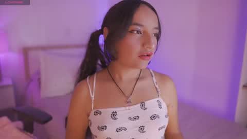 Snapshot of emily_jonexs_ chatting on July 3, 11:22 pm mily online show from July 3, 11:22 pm